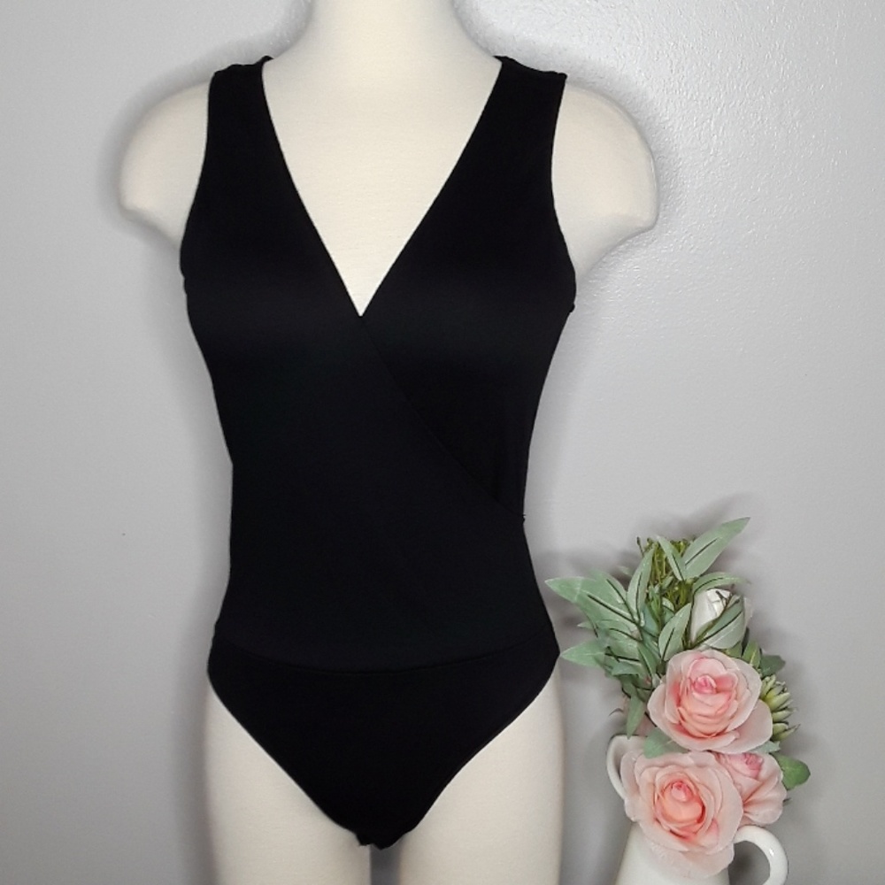 🌟Surplice Black bodysuit.